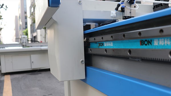 振動(dòng)刀裁床的用途有哪些，適合裁剪哪些行業(yè)材料